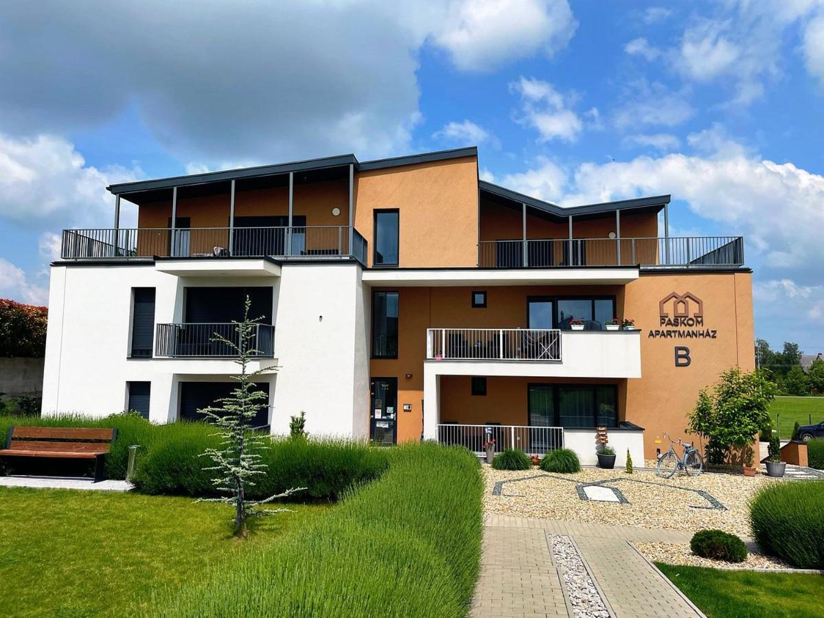 Paskom Apartmanhaz Nyergesujfalu Exterior photo